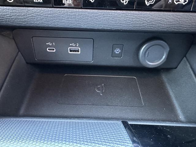 アウトランダーＰＨＥＶ Ｐ　７人乗り　純正ナビゲーション　アラウンドビューモニター　ＥＴＣ　マイパイロット　シートヒーター＆ハンドルヒーター　パワーシート　パワーバックドア　スマートキー　ＬＥＤヘッドライト　フルオートエアコン（33枚目）