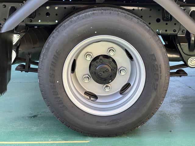 キャンター 全低床　ＡＴ車　２ｔ全低床平ボディ　バックカメラ　フォグランプ　電動格納ドアミラー　スマートキー　ＬＥＤヘッドライト　Ｂｌｕｅｔｏｏｔｈオーディオ　パワーウィンドー　アイドリングストップ　オートライト（13枚目）