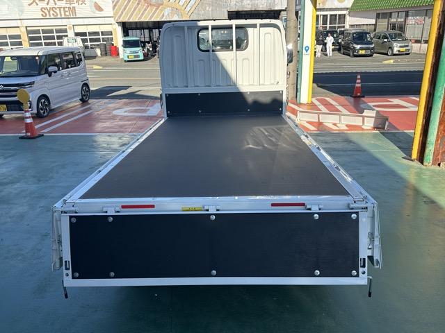 キャンター 全低床　ＡＴ車　２ｔ全低床平ボディ　バックカメラ　フォグランプ　電動格納ドアミラー　スマートキー　ＬＥＤヘッドライト　Ｂｌｕｅｔｏｏｔｈオーディオ　パワーウィンドー　アイドリングストップ　オートライト（14枚目）