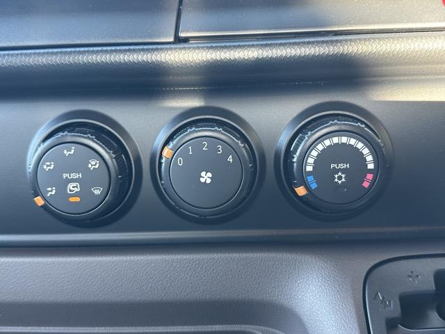 キャンター 全低床　ＡＴ車　２ｔ全低床平ボディ　バックカメラ　フォグランプ　電動格納ドアミラー　スマートキー　ＬＥＤヘッドライト　Ｂｌｕｅｔｏｏｔｈオーディオ　パワーウィンドー　アイドリングストップ　オートライト（22枚目）