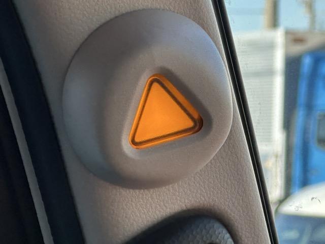 キャンター 全低床　ＡＴ車　２ｔ全低床平ボディ　バックカメラ　フォグランプ　電動格納ドアミラー　スマートキー　ＬＥＤヘッドライト　Ｂｌｕｅｔｏｏｔｈオーディオ　パワーウィンドー　アイドリングストップ　オートライト（25枚目）