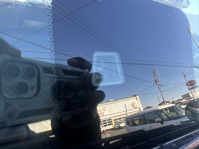 キャンター 全低床　ＡＴ車　２ｔ全低床平ボディ　バックカメラ　フォグランプ　電動格納ドアミラー　スマートキー　ＬＥＤヘッドライト　Ｂｌｕｅｔｏｏｔｈオーディオ　パワーウィンドー　アイドリングストップ　オートライト（29枚目）