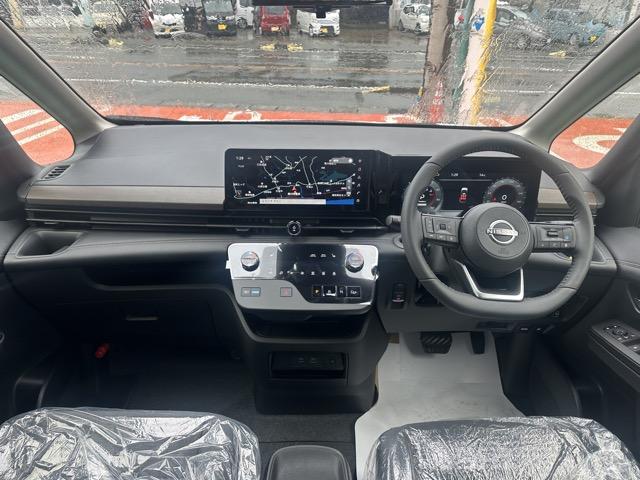 セレナ ｅ－パワー　ハイウェイスターＶ　ＮｉｓｓａｎＣｏｎｎｅｃｔナビゲーションシステム　ホットプラス　ドライブレコーダー（前後）　ＥＴＣ２．０　ワイヤレス充電器　アダプティブＬＥＤ　アラウンドビューモニター　プロパイロット　登録済未使用車（9枚目）