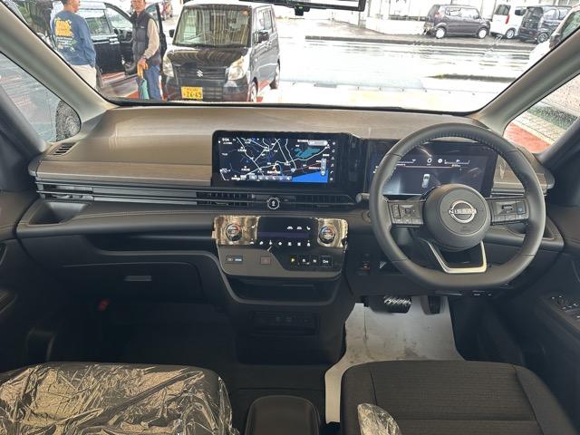 セレナ ｅ－パワー　ハイウェイスターＶ　ＮｉｓｓａｎＣｏｎｎｅｃｔナビゲーションシステム　ホットプラス　ドライブレコーダー（前後）　ＥＴＣ２．０　ワイヤレス充電器　アダプティブＬＥＤ　アラウンドビューモニター　プロパイロット　登録済未使用車（8枚目）