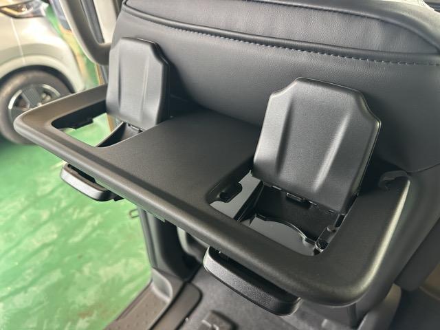 セレナ ｅ－パワー　ハイウェイスターＶ　ＮｉｓｓａｎＣｏｎｎｅｃｔナビゲーションシステム　ホットプラス　ドライブレコーダー（前後）　ＥＴＣ２．０　ワイヤレス充電器　アダプティブＬＥＤ　アラウンドビューモニター　プロパイロット　登録済未使用車（11枚目）