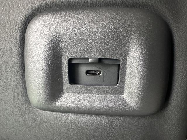 セレナ ｅ－パワー　ハイウェイスターＶ　ＮｉｓｓａｎＣｏｎｎｅｃｔナビゲーションシステム　ホットプラス　ドライブレコーダー（前後）　ＥＴＣ２．０　ワイヤレス充電器　アダプティブＬＥＤ　アラウンドビューモニター　プロパイロット　登録済未使用車（12枚目）