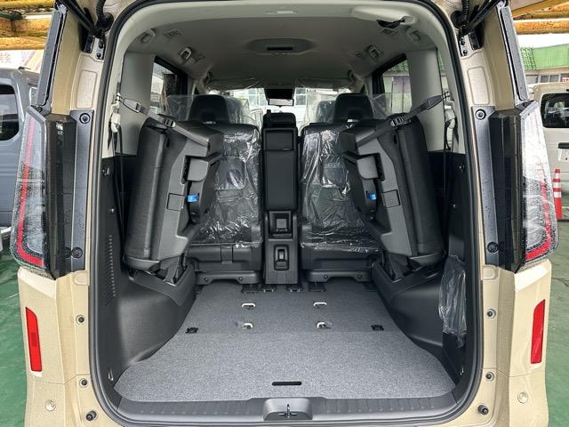 セレナ ｅ－パワー　ハイウェイスターＶ　ＮｉｓｓａｎＣｏｎｎｅｃｔナビゲーションシステム　ホットプラス　ドライブレコーダー（前後）　ＥＴＣ２．０　ワイヤレス充電器　アダプティブＬＥＤ　アラウンドビューモニター　プロパイロット　登録済未使用車（16枚目）