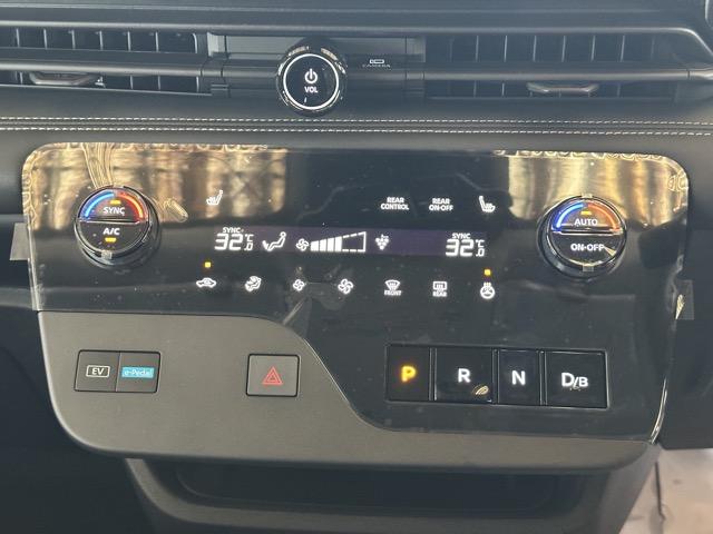 セレナ ｅ－パワー　ハイウェイスターＶ　ＮｉｓｓａｎＣｏｎｎｅｃｔナビゲーションシステム　ホットプラス　ドライブレコーダー（前後）　ＥＴＣ２．０　ワイヤレス充電器　アダプティブＬＥＤ　アラウンドビューモニター　プロパイロット　登録済未使用車（24枚目）