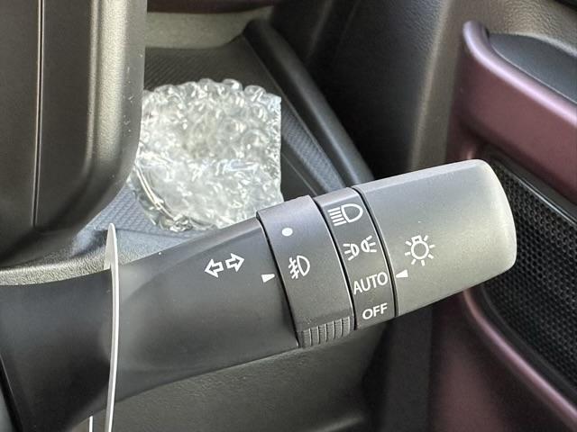 スペーシアカスタム ハイブリッドＸＳ　セーフティサポート　ＬＥＤヘッドランプ　ヘッドアップディスプレイ　電動パーキングブレーキ　パワースライドドア　スリムサーキュレーター　本革巻ステアリング　シート＆ステアリングヒーター　届出済未使用車（23枚目）