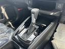 ｅ：ＨＥＶ　Ｘ・ＨｕＮＴパッケージ　ホンダセンシング　専用エクステリア　コンビシート（カーキ×ネイビー）　フルＬＥＤヘッドライト　ＬＥＤフォグライト　フルオートエアコン　本革巻ステアリング　ルーフレール　登録済未使用車（23枚目）