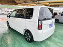 フリード ｅ：ＨＥＶエアー　ＥＸ　６人乗り　内装色／ブラック　ホンダセンシング　ＬＥＤヘッドライト　両側パワースライドドア　運転席＆助手席シートヒーター　リアクーラー　液晶メーター　本革巻ステアリング・セレクトレバー　登録済未使用車（5枚目）