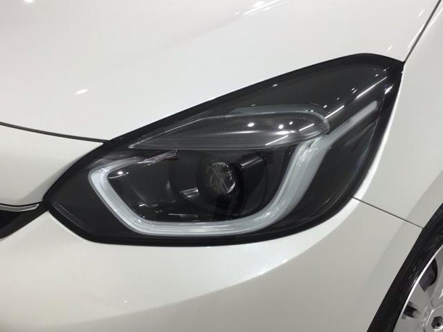 フィット ｅ：ＨＥＶホーム　ＨＳＥＮＳＩＮＧ　新車保証試乗車　ワンオ－ナ－　ナビＶＸＵ－２４５ＦＴＩ　ＴＶ　Ｒカメラ　ＣＤ録音　ＢＴオーディオ　ＤＶＤ　ＥＴＣ　ＬＥＤライト　ＶＳＡ　クルコン　スマ－トキ－　盗難防止装置　１オナ（8枚目）