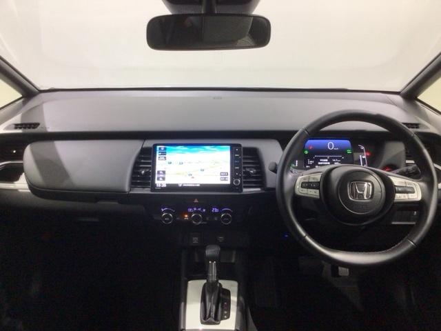 フィット ｅ：ＨＥＶホーム　ＨＳＥＮＳＩＮＧ　新車保証試乗車　ワンオ－ナ－　ナビＶＸＵ－２４５ＦＴＩ　ＴＶ　Ｒカメラ　ＣＤ録音　ＢＴオーディオ　ＤＶＤ　ＥＴＣ　ＬＥＤライト　ＶＳＡ　クルコン　スマ－トキ－　盗難防止装置　１オナ（9枚目）