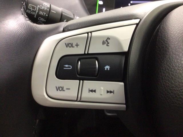 フィット ｅ：ＨＥＶホーム　ＨＳＥＮＳＩＮＧ　新車保証試乗車　ワンオ－ナ－　ナビＶＸＵ－２４５ＦＴＩ　ＴＶ　Ｒカメラ　ＣＤ録音　ＢＴオーディオ　ＤＶＤ　ＥＴＣ　ＬＥＤライト　ＶＳＡ　クルコン　スマ－トキ－　盗難防止装置　１オナ（10枚目）