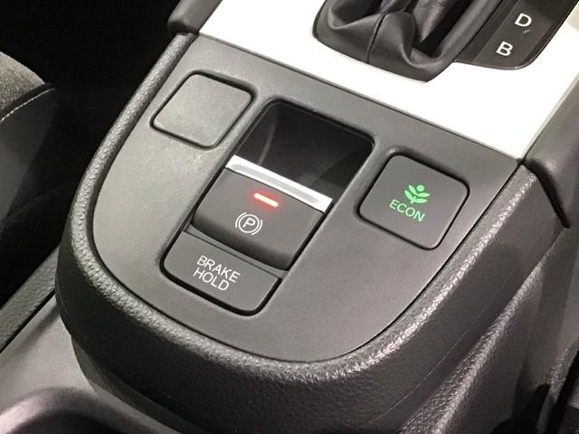 フィット ｅ：ＨＥＶホーム　ＨＳＥＮＳＩＮＧ　新車保証試乗車　ワンオ－ナ－　ナビＶＸＵ－２４５ＦＴＩ　ＴＶ　Ｒカメラ　ＣＤ録音　ＢＴオーディオ　ＤＶＤ　ＥＴＣ　ＬＥＤライト　ＶＳＡ　クルコン　スマ－トキ－　盗難防止装置　１オナ（15枚目）