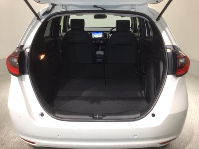 フィット ｅ：ＨＥＶホーム　ＨＳＥＮＳＩＮＧ　新車保証試乗車　ワンオ－ナ－　ナビＶＸＵ－２４５ＦＴＩ　ＴＶ　Ｒカメラ　ＣＤ録音　ＢＴオーディオ　ＤＶＤ　ＥＴＣ　ＬＥＤライト　ＶＳＡ　クルコン　スマ－トキ－　盗難防止装置　１オナ（19枚目）