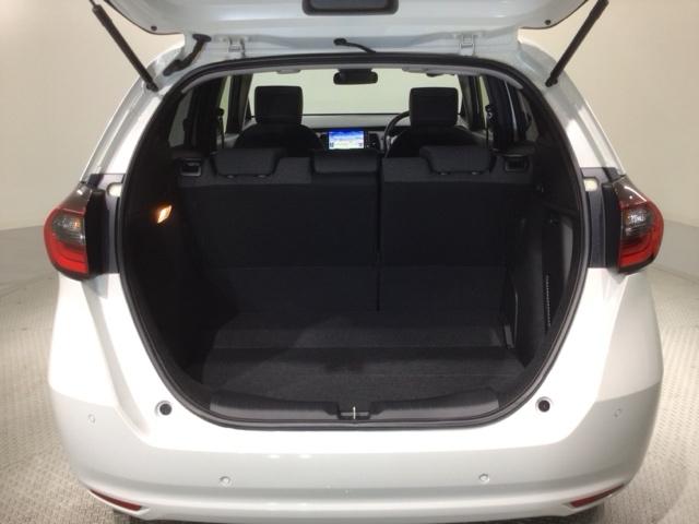 フィット ｅ：ＨＥＶホーム　ＨＳＥＮＳＩＮＧ　新車保証試乗車　ワンオ－ナ－　ナビＶＸＵ－２４５ＦＴＩ　ＴＶ　Ｒカメラ　ＣＤ録音　ＢＴオーディオ　ＤＶＤ　ＥＴＣ　ＬＥＤライト　ＶＳＡ　クルコン　スマ－トキ－　盗難防止装置　１オナ（30枚目）