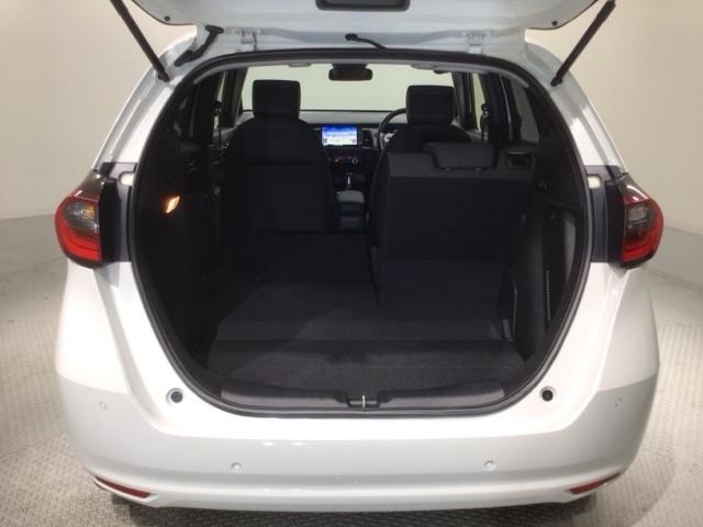 フィット ｅ：ＨＥＶホーム　ＨＳＥＮＳＩＮＧ　新車保証試乗車　ワンオ－ナ－　ナビＶＸＵ－２４５ＦＴＩ　ＴＶ　Ｒカメラ　ＣＤ録音　ＢＴオーディオ　ＤＶＤ　ＥＴＣ　ＬＥＤライト　ＶＳＡ　クルコン　スマ－トキ－　盗難防止装置　１オナ（32枚目）