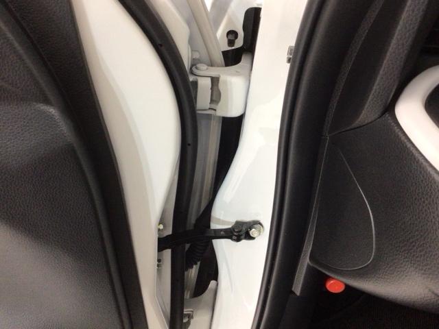 フィット ｅ：ＨＥＶホーム　ＨＳＥＮＳＩＮＧ　新車保証試乗車　ワンオ－ナ－　ナビＶＸＵ－２４５ＦＴＩ　ＴＶ　Ｒカメラ　ＣＤ録音　ＢＴオーディオ　ＤＶＤ　ＥＴＣ　ＬＥＤライト　ＶＳＡ　クルコン　スマ－トキ－　盗難防止装置　１オナ（42枚目）