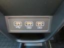 運転席と助手席の間にはUSB端子や急速充電対応の端子が装備されています!