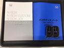 スマートキーは鍵をバッグに入れたままでもドアロックの開閉やエンジンのON・OFFができます。夜間や雨の日も鍵を探さなくて良いので便利です。