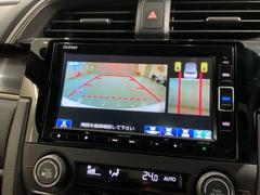 リバースギアに入れるだけで後方の表示へ切り替わります。夜間や雨の日の駐車も楽になりますよ。 6