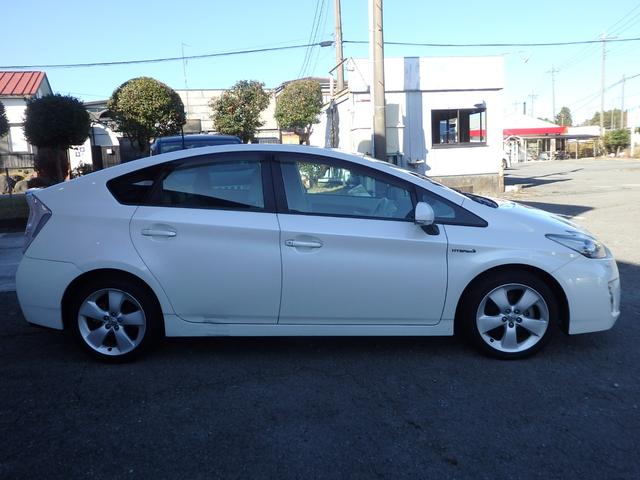 プリウス Ｓツーリングセレクション　１年保証付　車検令和９年８月迄　純正ナビ　フルセグＴＶ　前後ドライブレコーダー　バックカメラ　Ｂｌｕｅｔｏｏｔｈ　ＥＴＣ　ＣＤ・ＤＶＤ再生　ステアリングスイッチ　ＬＥＤヘッドライト　プッシュスタート（6枚目）