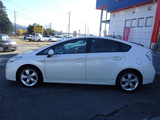 プリウス Ｓツーリングセレクション　１年保証付　車検令和９年８月迄　純正ナビ　フルセグＴＶ　前後ドライブレコーダー　バックカメラ　Ｂｌｕｅｔｏｏｔｈ　ＥＴＣ　ＣＤ・ＤＶＤ再生　ステアリングスイッチ　ＬＥＤヘッドライト　プッシュスタート（10枚目）