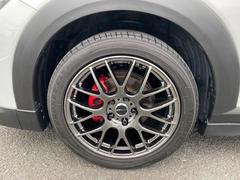 ２１５／５０Ｒ１８のアルミホイールを装着。赤く塗装したキャリパーもカッコいいですね。 5