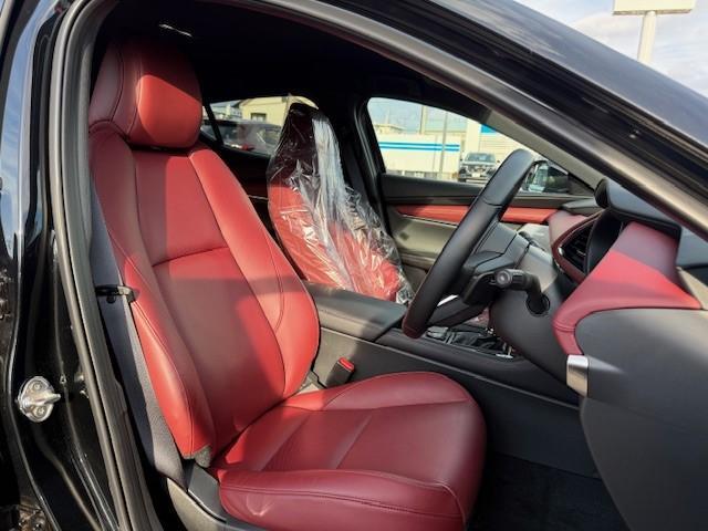 ＭＡＺＤＡ３ファストバック Ｘ　ツーリング　Ｘツーリング　バーガンディーレザーＰＫＧ　自動ブレーキ、誤発進抑制システム、レーダークルーズコントロール、Ｂｏｓｅ、電動シート、（3枚目）