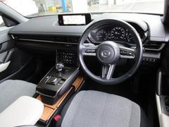 車との一体感を高めることで、自然と気持ちを運転に向かわせてくれるコックピットデザインです。 3