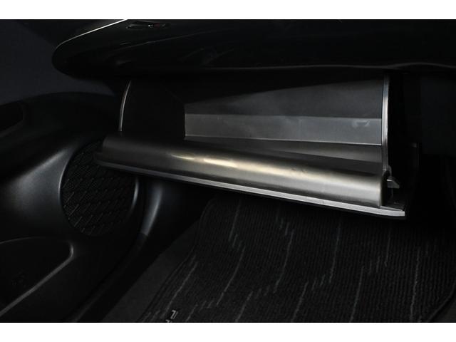 プリウス Ｓ　ハイブリッド　衝突被害軽減システム　オートクルーズコントロール　ＬＥＤヘッドランプ　１００Ｖ電源　メモリーナビ　バックカメラ　ＥＴＣ　ワンセグ　ミュージックプレイヤー接続可　ＣＤ　アルミホイール（18枚目）