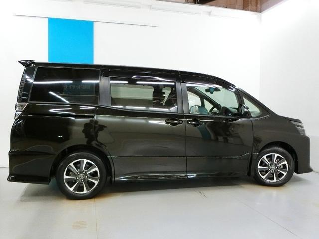 ヴォクシー ＺＳ　ワンオーナー　衝突被害軽減システム　横滑り防止機能　ＡＢＳ　エアバッグ　オートクルーズコントロール　盗難防止装置　アイドリングストップ　バックカメラ　後席モニター　ＥＴＣ　ドラレコ　ＣＤ　スマートキー（4枚目）