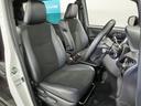運転席シートです。フィット感が有り座り心地の良いシートです。