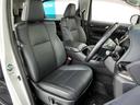 運転席側からの前席ビューです。内装色はブラック系ですので汚れも目立ちにくいです♪