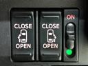 運転席付近のパワースライドドアの操作スイッチです。
