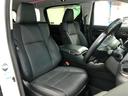 運転席側からの前席ビューです。内装色はブラック系ですので汚れも目立ちにくいです♪