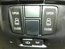 運転席付近のパワースライドドアの操作スイッチです。