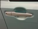 アウトサイドドアハンドルはシルバー加飾です。