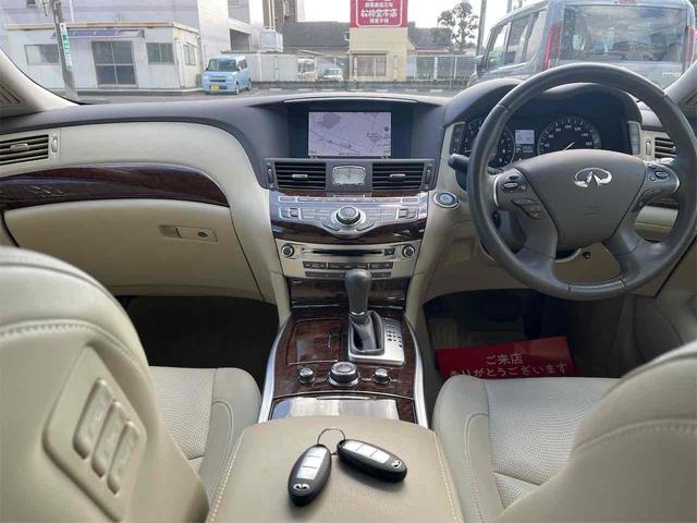 フーガ ３７０ＧＴ　ＥＴＣ　クリアランスソナー　レーンアシスト　オートクルーズコントロール　衝突被害軽減システム　全周囲カメラ　ナビ　アルミホイール　オートライト　ＬＥＤヘッドランプ　ＡＴ　シートエアコン　スマートキー（2枚目）