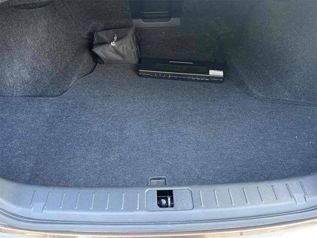 フーガ ３７０ＧＴ　ＥＴＣ　クリアランスソナー　レーンアシスト　オートクルーズコントロール　衝突被害軽減システム　全周囲カメラ　ナビ　アルミホイール　オートライト　ＬＥＤヘッドランプ　ＡＴ　シートエアコン　スマートキー（22枚目）