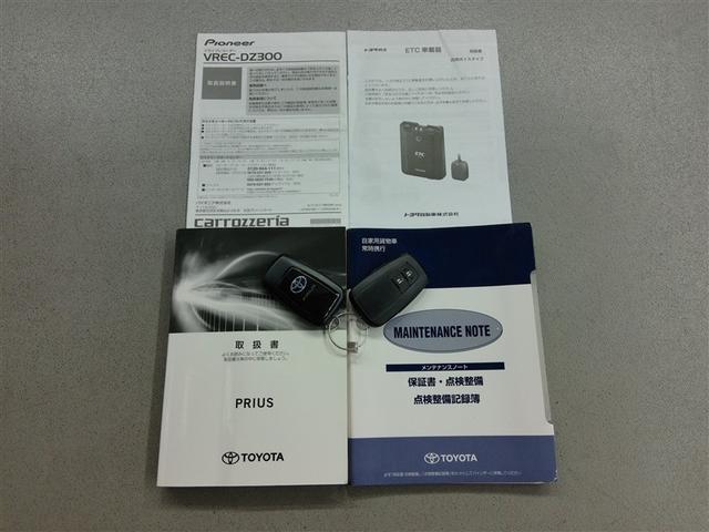 プリウス S ハイブリッド 安全装備 衝突被害軽減システム 横滑り防止機能 ABS エアバッグ オートクルーズコントロール 盗難防止装置 バックカメラ ETC ドラレコ ミュージックプレイヤー接続可 CD キーレス(40枚目)