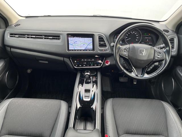 ヴェゼル ハイブリッドＺ・ホンダセンシング　純正ＳＤナビ　バックカメラ　衝突被害軽減システム　レーダークルーズ　禁煙車　ハーフレザーシート　コーナーセンサー　スマートキー　ＬＥＤヘッド　ビルトインＥＴＣ　車線逸脱警報　オートライト（2枚目）
