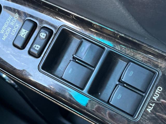 ヴェルファイアハイブリッド ＺＲ　Ｇエディション　４ＷＤ　両側電動ドア　純正ＳＤナビ　後席モニター　バックカメラ　１００Ｖ電源　禁煙車　電動リアゲート　前席シートエアコン　ドラレコ　コーナーセンサー　スマートキー　ＨＩＤヘッド（42枚目）