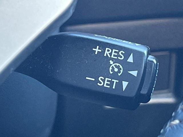 【クルーズコントロール】高速道路もラクラク走行。アクセルを離しても一定速度で走行ができ、長距離運転時の負担を軽減！加速・減速も簡単なスイッチ操作で調整できます。