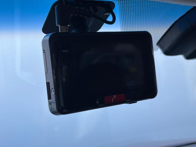 【ドライブレコーダー】安心・安全なカーライフに必須のドライブレコーダーを装備！走行中はもちろん、あおり運転や事故に遭遇した際の状況も映像で記録し、万一のリスクに備えます。