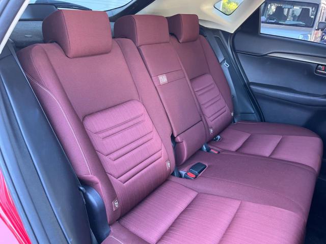 後部座席も気になるようなキズ・汚れやへたり等、大きなダメージはなく、良好な状態です。