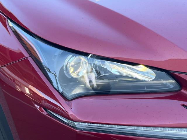 【ＬＥＤヘッドライト】悪天候や夜間走行時も良好な視界を確保し安心して運転できる高輝度ＬＥＤヘッドライトを装備！点灯速度が早く、消費電力も抑えられています。