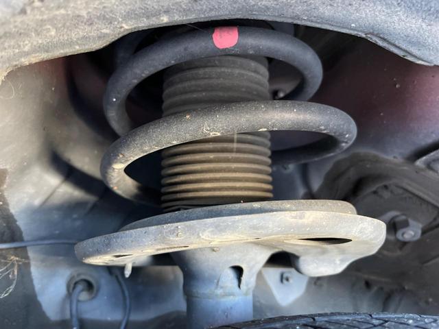 お車を安心してお乗りいただく為には、足回りの定期点検が欠かせません。サービスサポート（有償保証）では無料点検もご提供しており、安心のカーライフをお過ごしいただけるサポート体制が整っています。