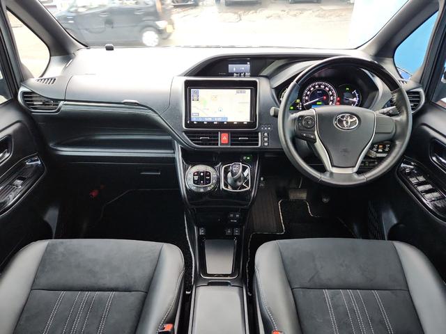 エスクァイア ハイブリッドＧｉプレミアムパッケジブラックテーラード　９インチナビ　バックカメラ　フルセグ　Ｂｌｕｅｔｏｏｔｈ　クルコン　ＥＴＣ２．０　ドラレコ前後　両側パワスラ　シートヒーター　ステアリングヒーター　セーフティーセンス　オートライトＬＥＤ　純正アルミ（2枚目）